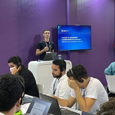 Rodrigo Bastos durante uma apresentação de tecnologia